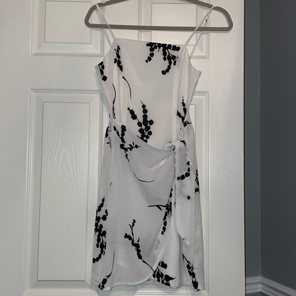 Never been worn white and black cross over dress - Picture 1 of 4